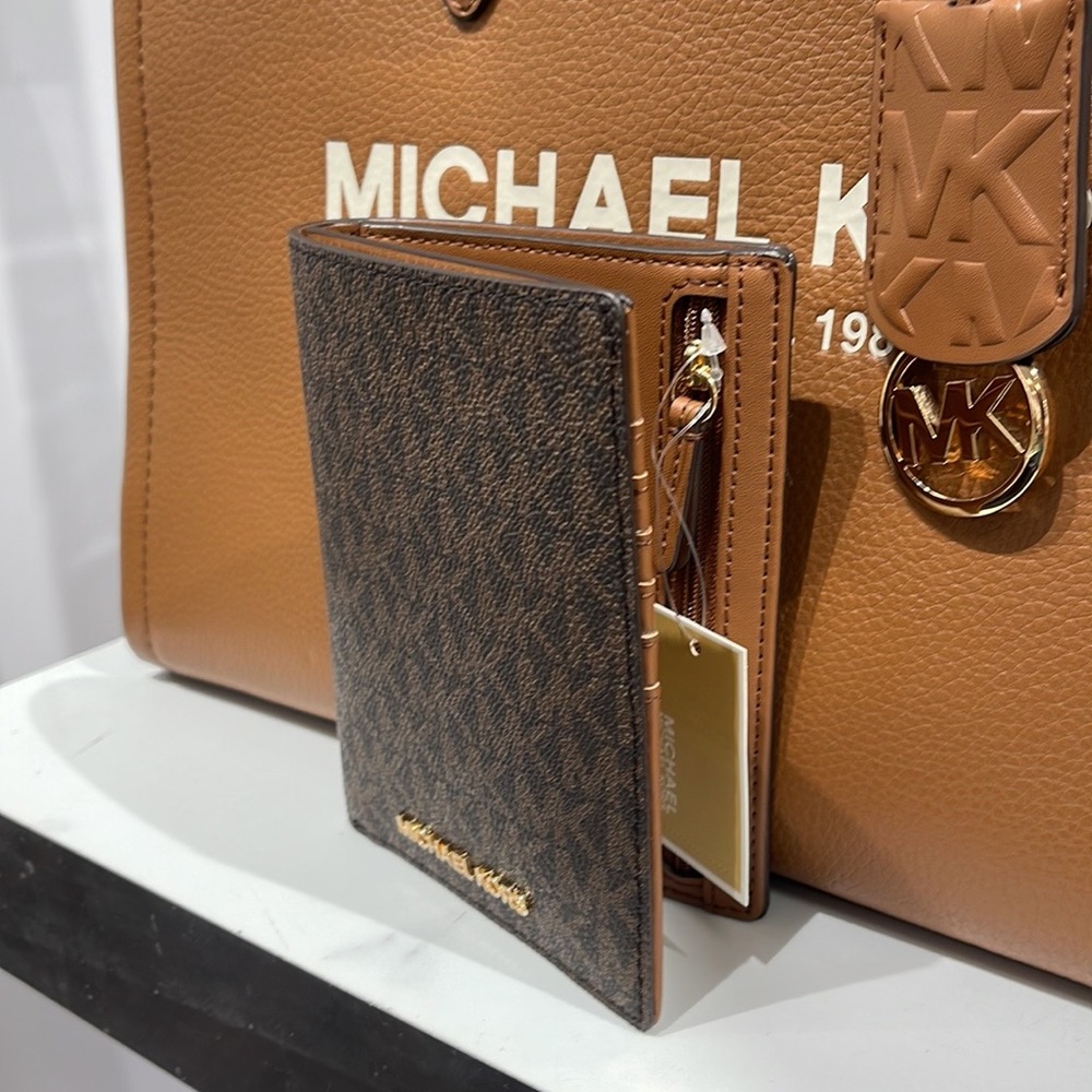 Michael Kors Jet Set Travel Passport Wallet
Brown Signature/Golden- NWT - Picture 7 of 16